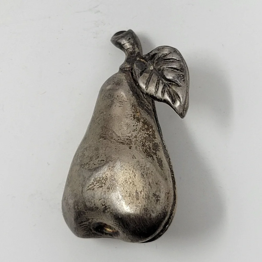 Vintage Silver Tone Pear Shaped Brooch Pin With‎ Leaf Design
